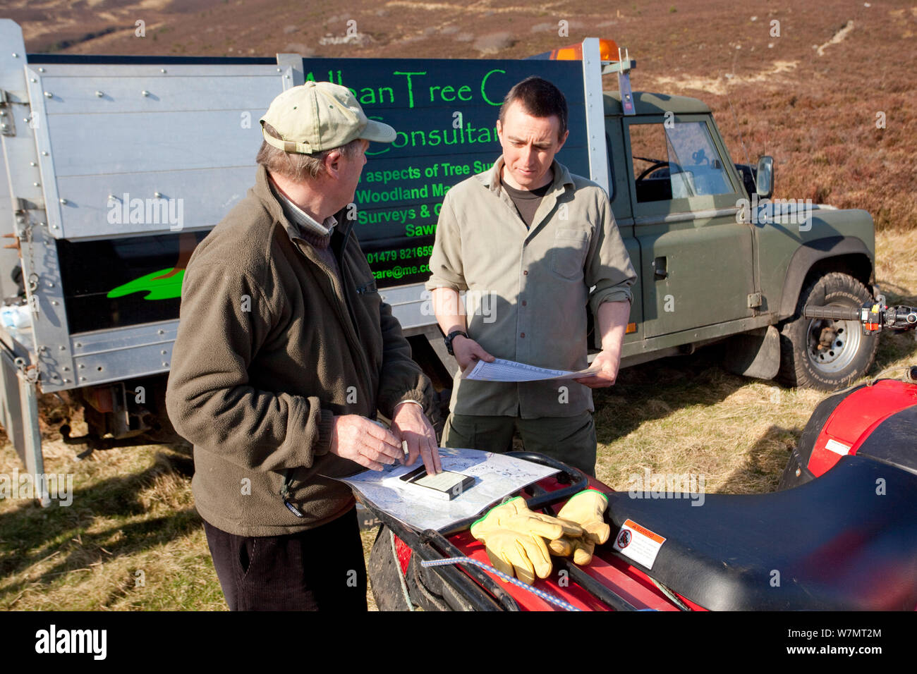 Des Dugan di RSPB discute nativi di piantagione di alberi a Abernethy Forest, Cairngorms National Park, Scozia, marzo 2012. Foto Stock