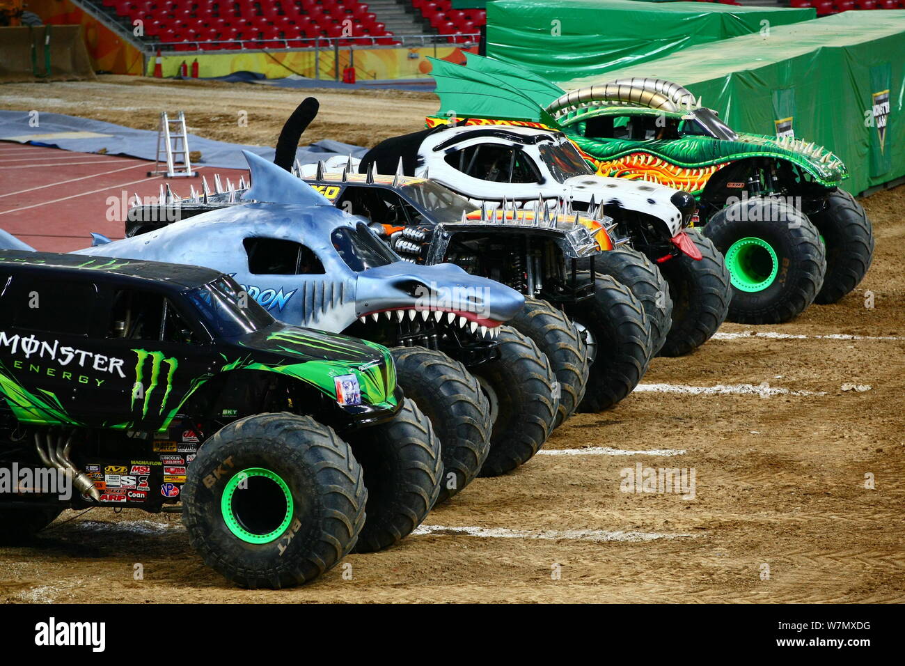 Monster Jam trucks preparare per eseguire acrobazie selvatici durante il Monster Jam 2017 a Pechino in occasione della Stadio Nazionale di Pechino, noto anche come l'Uccello Nes Foto Stock