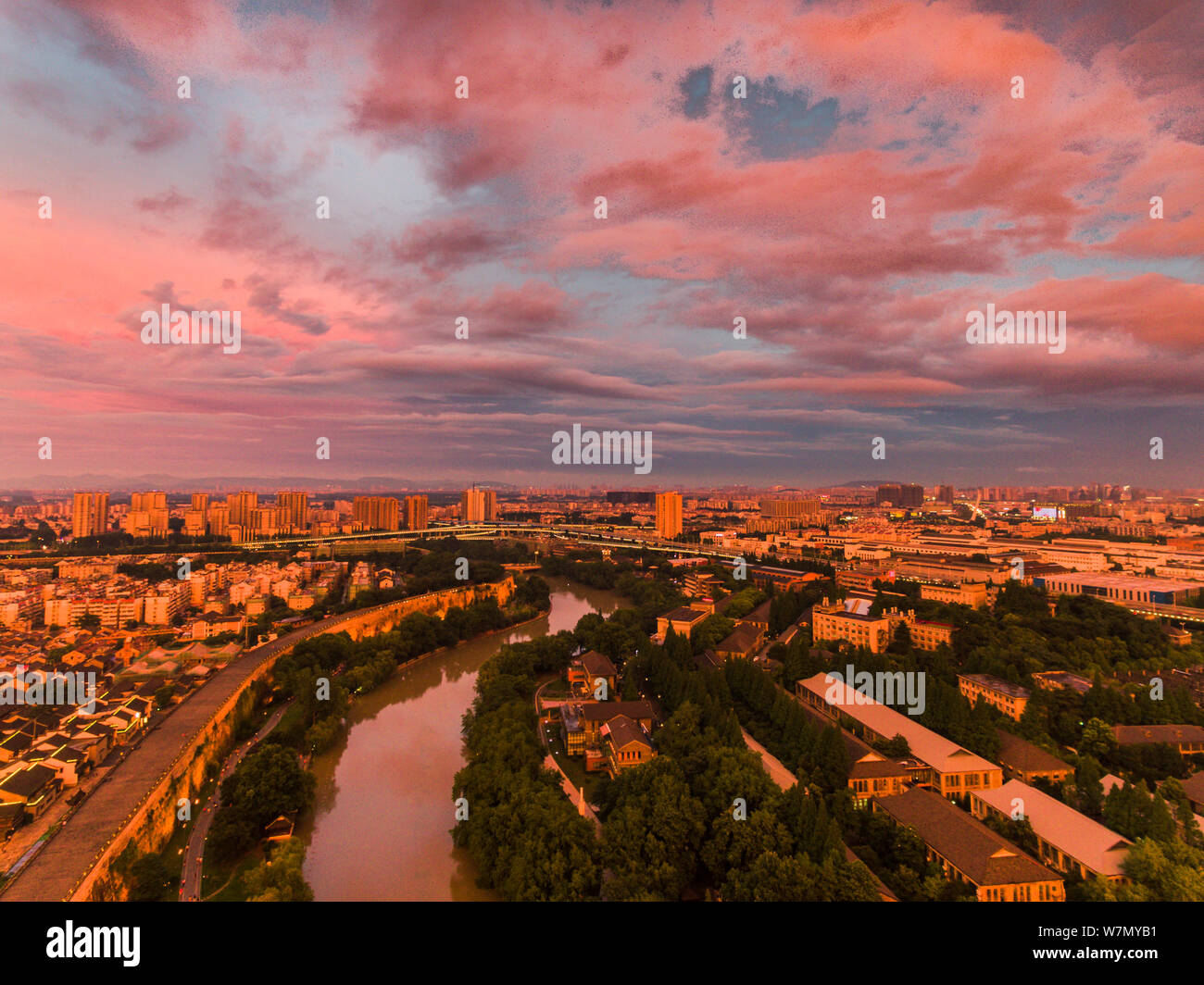 Scenario di flaming nuvola sulla porta della Cina, un cancello e complesso difensivo sulla parete della città di Nanjing, nella città di Nanjing East cinese della provincia di Jiangsu, Foto Stock