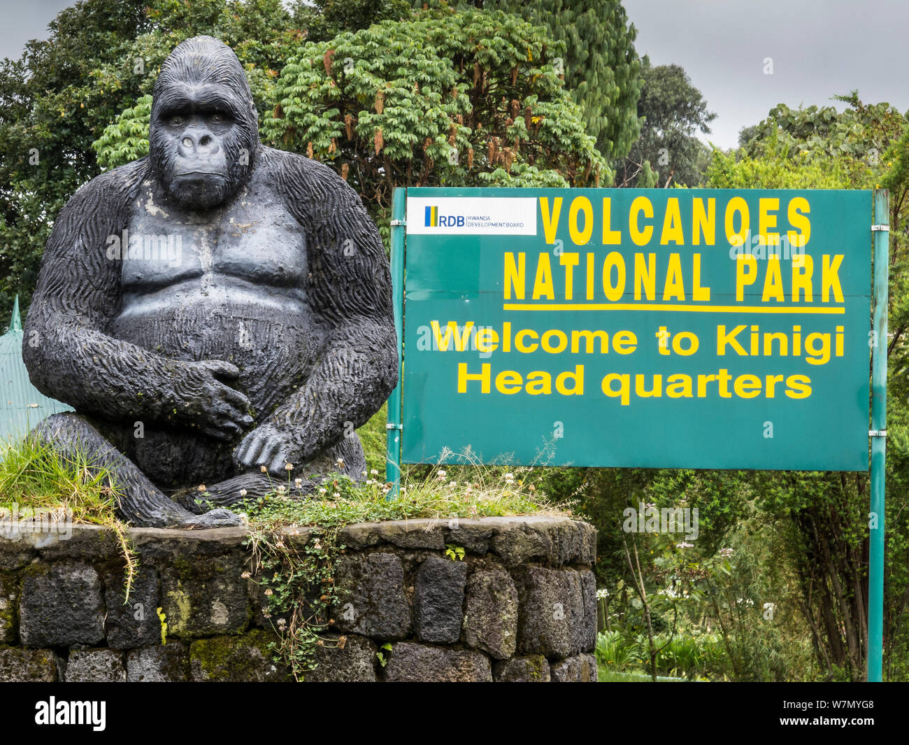 Parco Nazionale Vulcani segno di ingresso con modello gorilla, Testa Kinigi quartiere dove tutti i gorilla guardando trekking partono da, quota 2300m, Ruanda Foto Stock