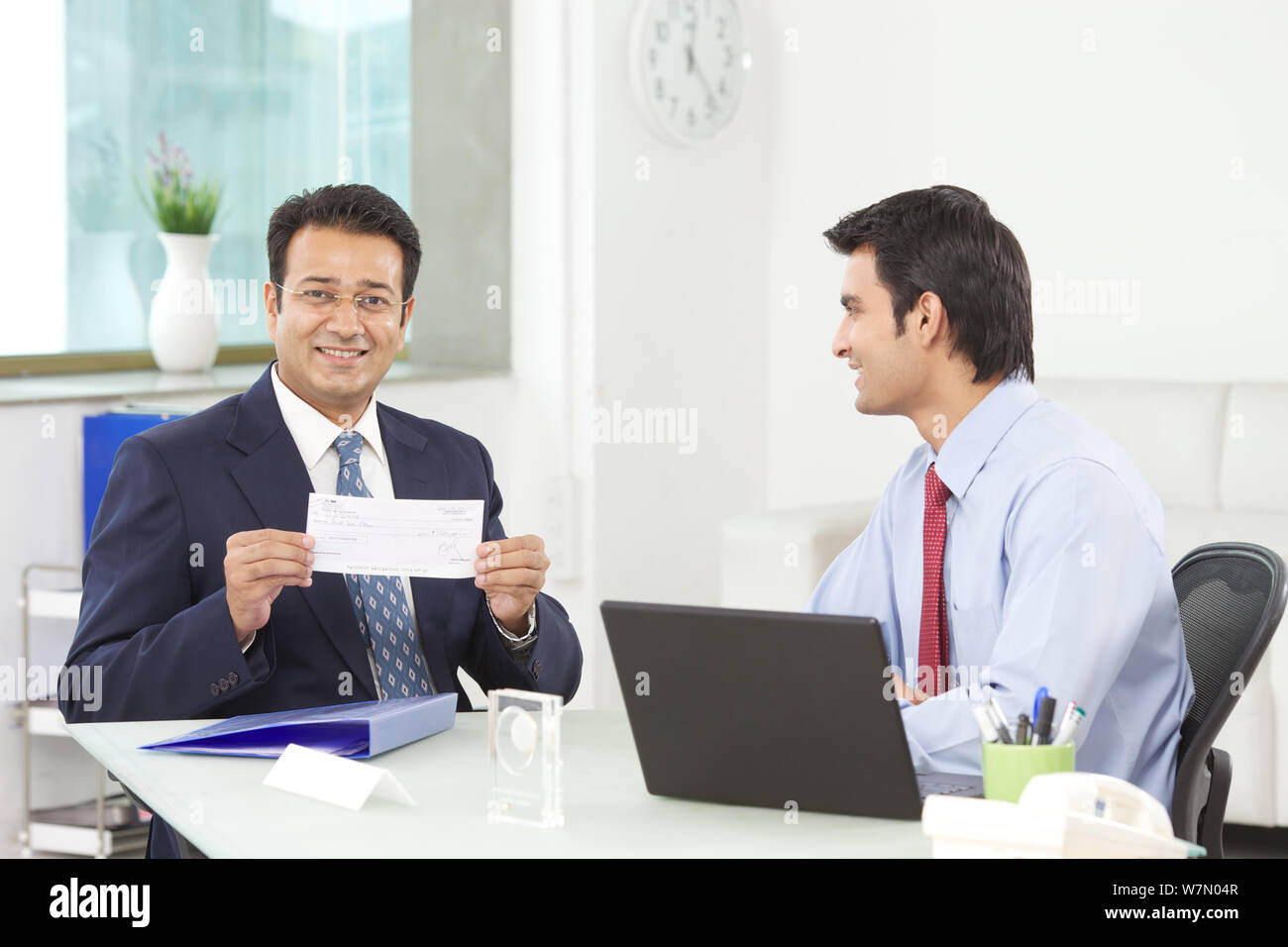 Cliente che mostra assegno di prestito bancario Foto Stock