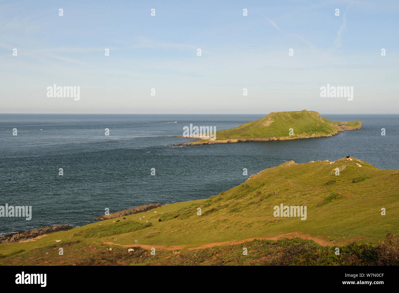 Panoramica della vite la testa tagliata fuori dal continente come un isola ad alta marea, Rhossili, La Penisola di Gower, Wales, Regno Unito, Luglio. La sequenza 2 di 2, viste corrispondenti a differenti maree Foto Stock