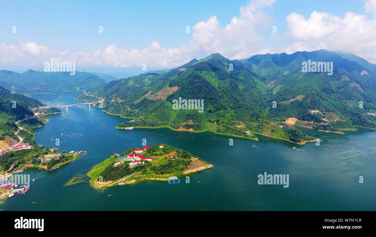Il paesaggio di Longtan stazione idroelettrica in Piazza Tian'e county, Hechi city, a sud della Cina di Guangxi Zhuang Regione autonoma, 26 luglio 2017. Longtan hydr Foto Stock