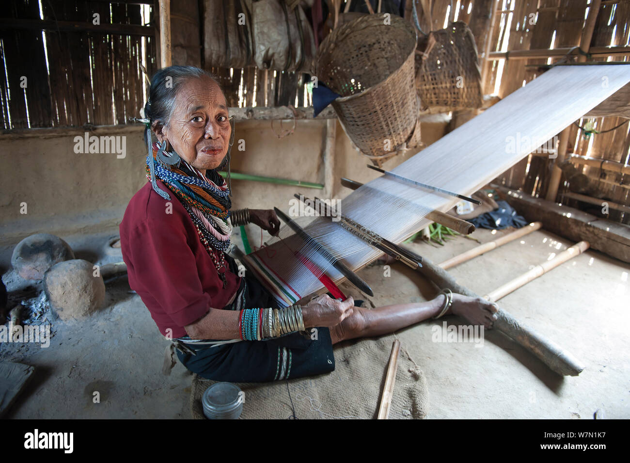 Donna della tribù Riang lavorando un telaio. Tripura, India, marzo 2012. Foto Stock