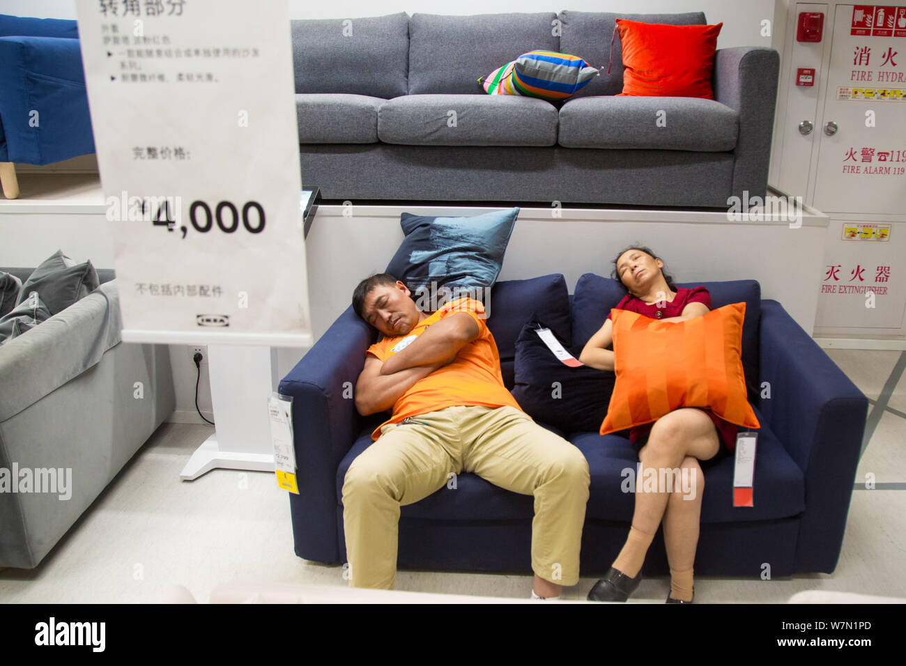 I clienti cinesi prendere pan su divani visualizzato presso il negozio di arredamento di IKEA in Hangzhou, est della Cina di provincia dello Zhejiang, 4 luglio 2017. Un vari Foto Stock