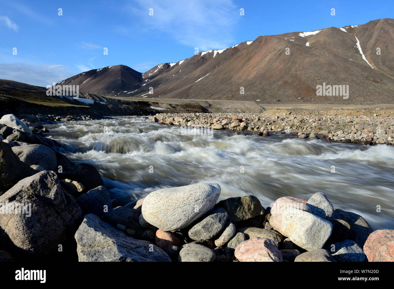 Stream gonfio di neve a fondere, Anstead punto, Ellesmere Isola, Nunavut, Canada, giugno 2012. Foto Stock
