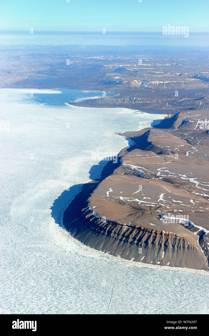 Vista aerea della banchisa e scogliere, Devon Island, Nunavut, Canada, giugno 2012. Foto Stock