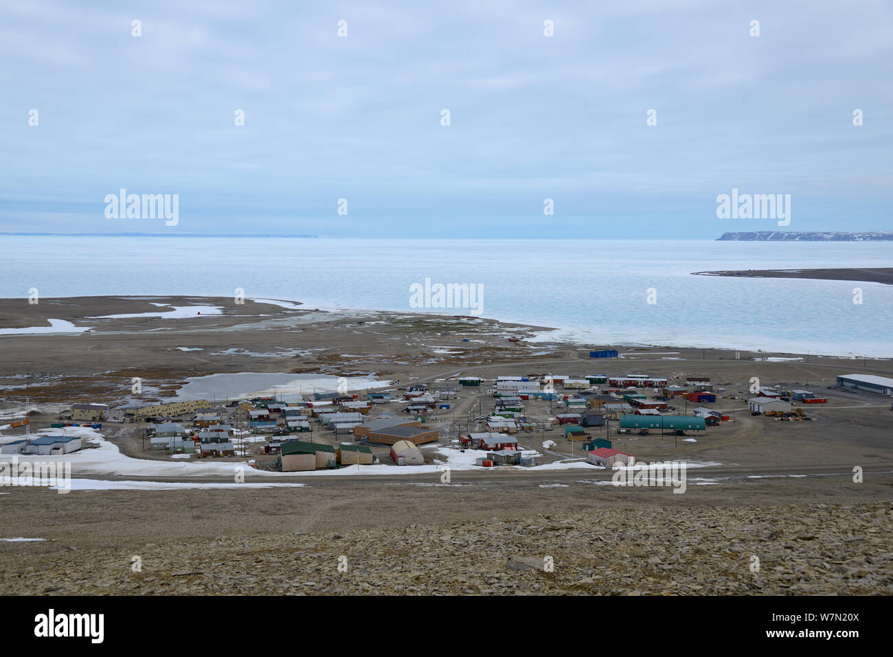 Vista di Resolute Bay con la banchisa in background, Corwallis Isola, Nunavut, Canada, giugno 2012. Foto Stock