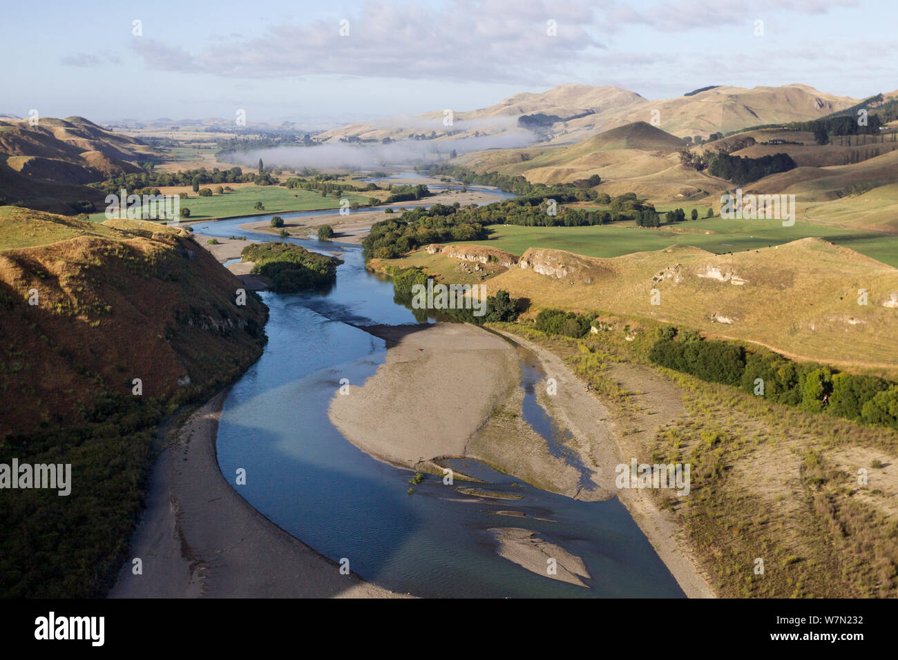 Vista aerea del Tuki Tuki Fiume e Monte Kahuranaki con terreni agricoli circostanti e vegetazione ripariale con early morning mist. Hawkes Bay, Isola del nord, Nuova Zelanda Foto Stock