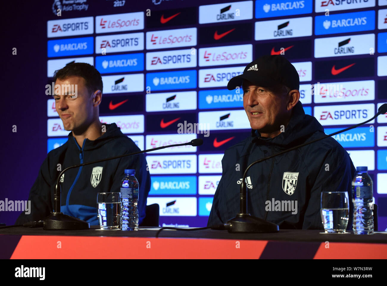 Head Coach Tony Pulis, a destra e in Irlanda del Nord il giocatore di calcio Jonny Evans di West Bromwich Albion F.C. di partecipare alla conferenza stampa per il 2017 Premi Foto Stock