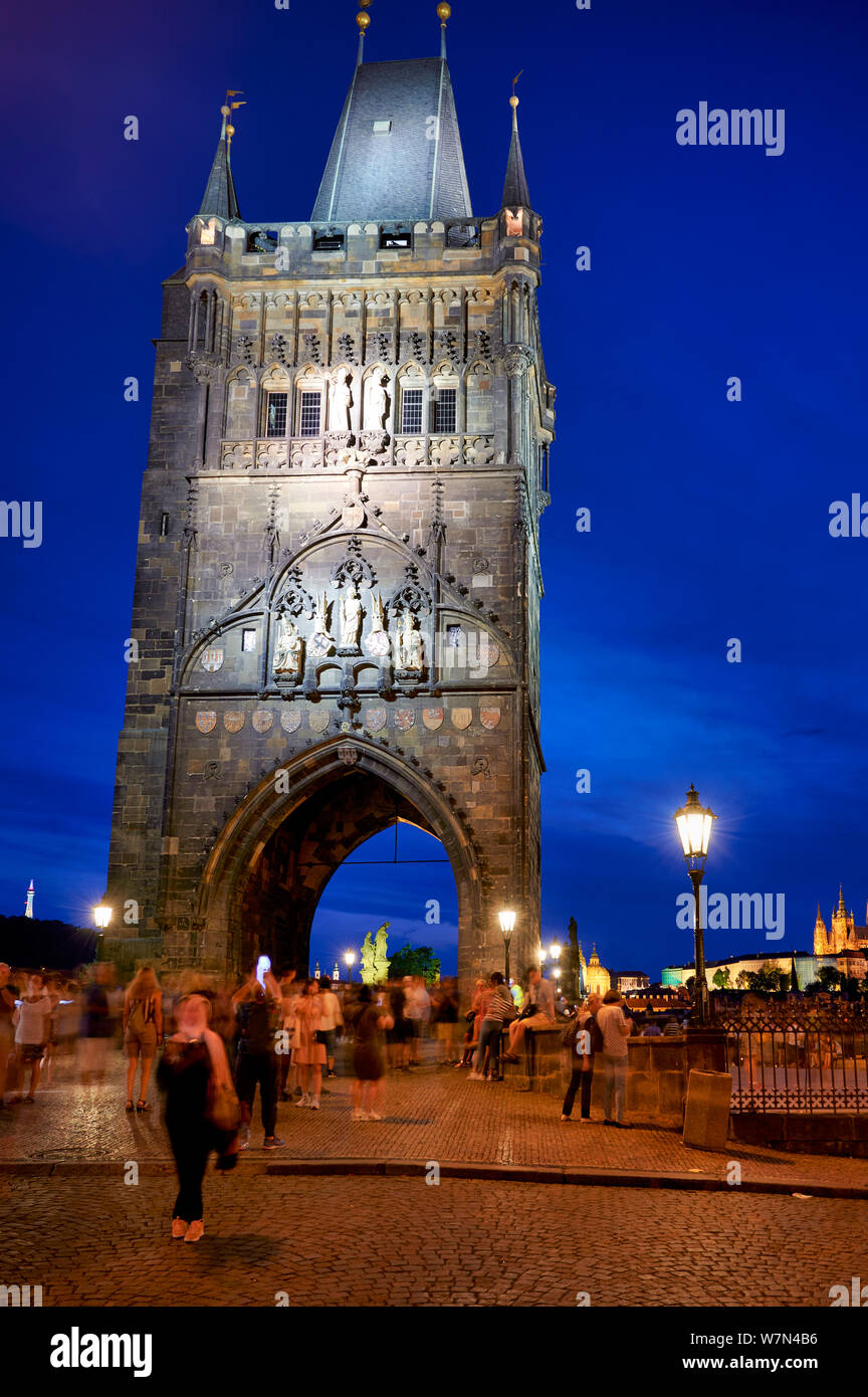 Praga Repubblica Ceca. La torre del ponte della città vecchia a Charles Bridge al tramonto Foto Stock