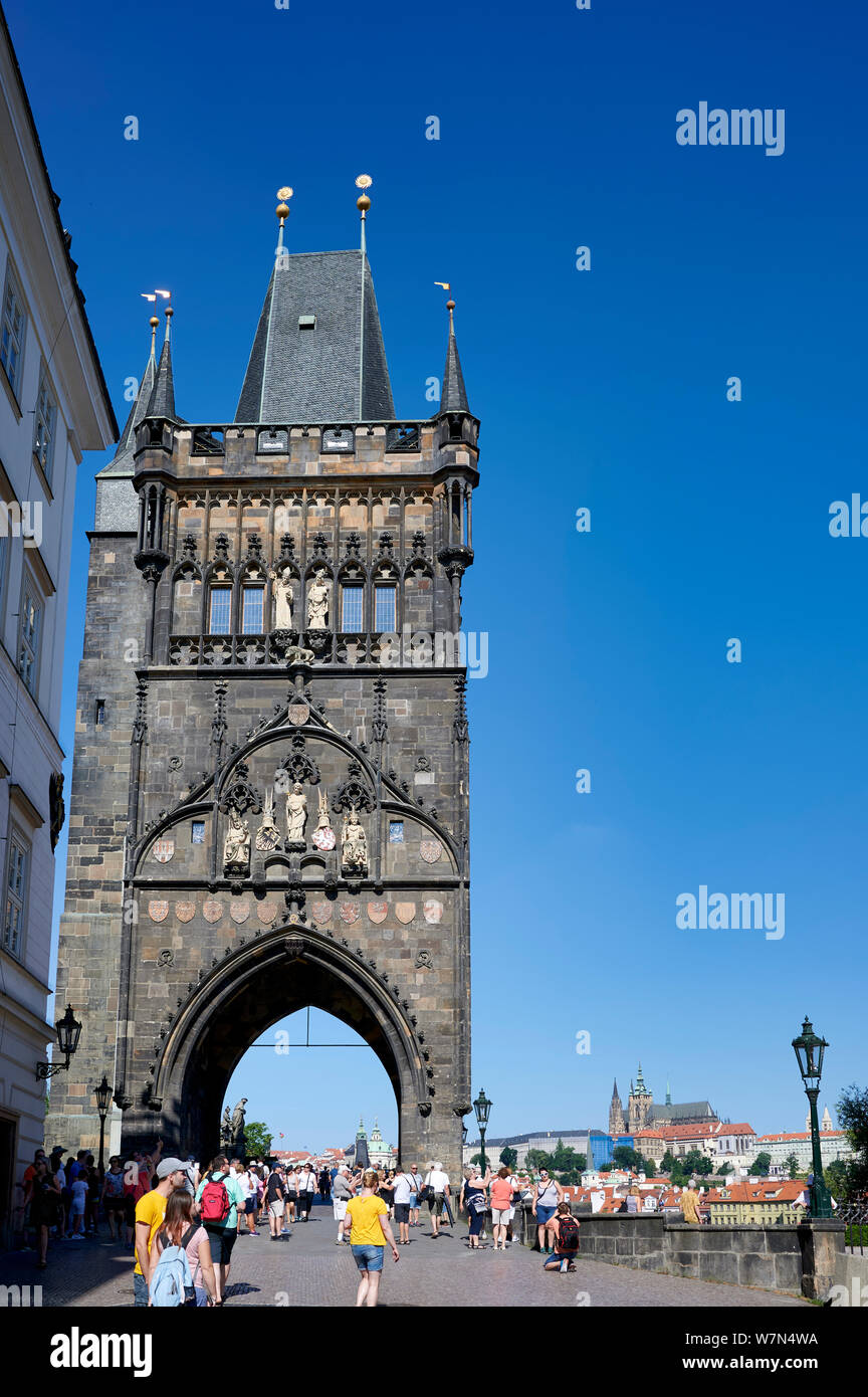 Praga Repubblica Ceca. La torre del ponte della città vecchia a Charles Bridge Foto Stock