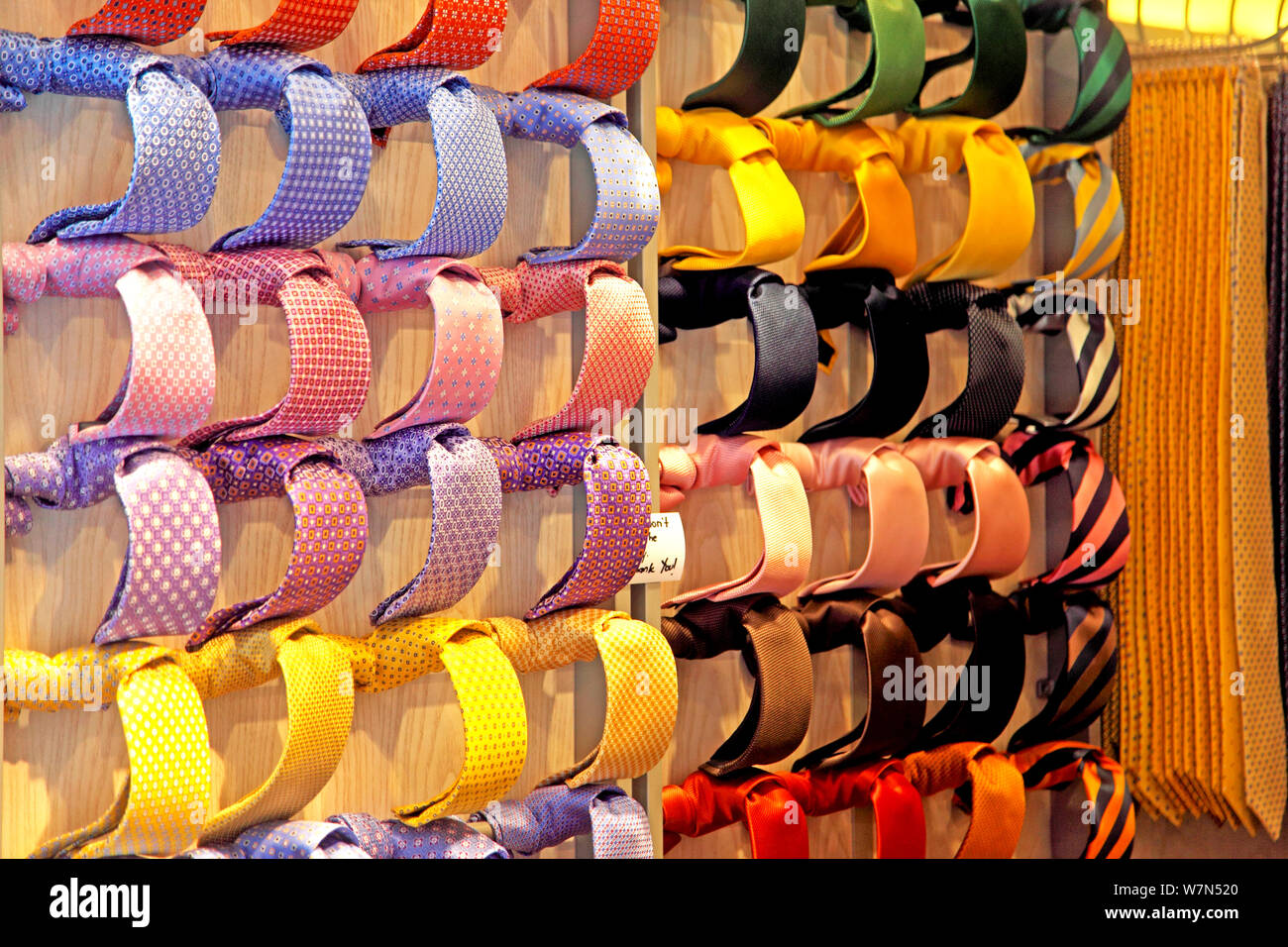 Cravatte visualizzato in un negozio in Italia Foto Stock