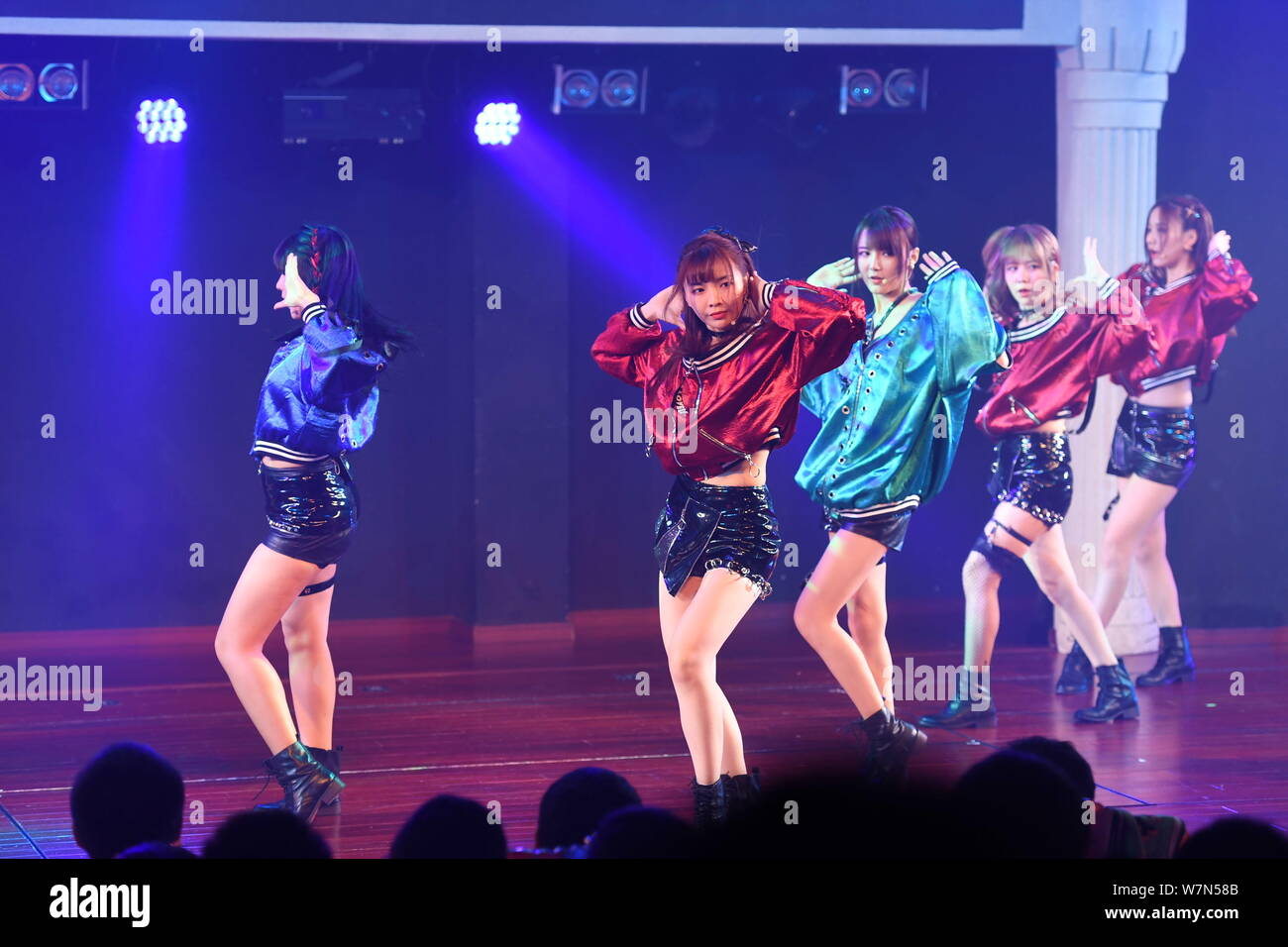 I membri di idolo cinese ragazza gruppo SNH48 TEAM HII eseguire durante il debutto pubblico del loro quarto stadio "bel mondo" a Pechino, in Cina, il 5 luglio 2017. Foto Stock
