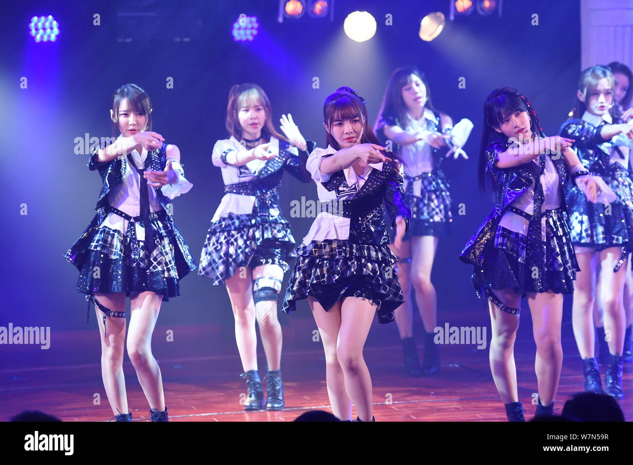 I membri di idolo cinese ragazza gruppo SNH48 TEAM HII eseguire durante il debutto pubblico del loro quarto stadio "bel mondo" a Pechino, in Cina, il 5 luglio 2017. Foto Stock