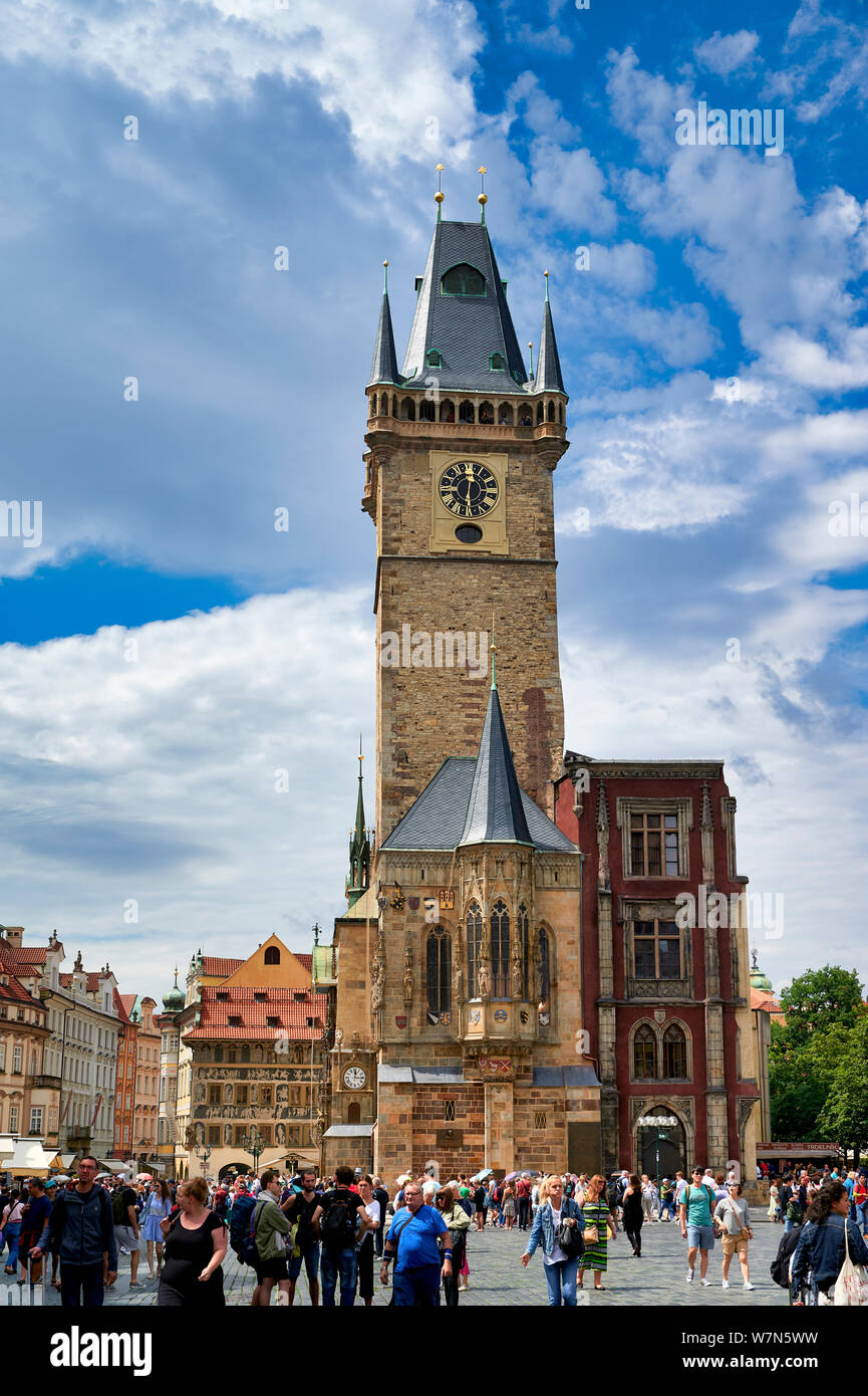 Praga Repubblica Ceca. Il Vecchio Municipio e la Piazza della Città Vecchia Foto Stock