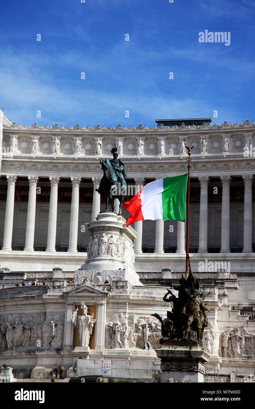 La bandiera italiana e il Victor Emmanuel Monument in Roma Foto Stock