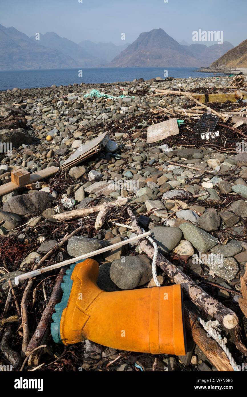 Spazzatura lavato fino a una spiaggia, Isola di Skye, Ebridi Interne, Scozia, marzo 2012. Foto Stock