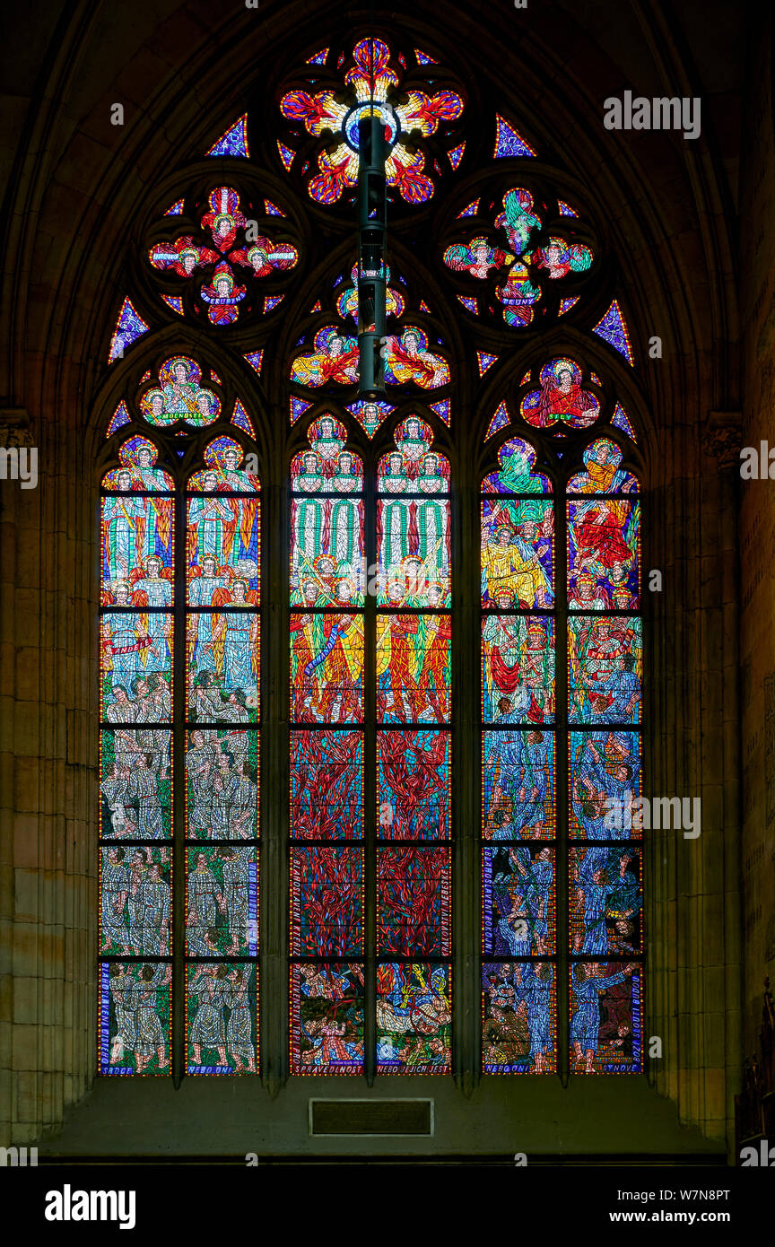 Praga Repubblica Ceca. Vetro colorato nella cattedrale di San Vito, all'interno del castello di Praga complesso Foto Stock