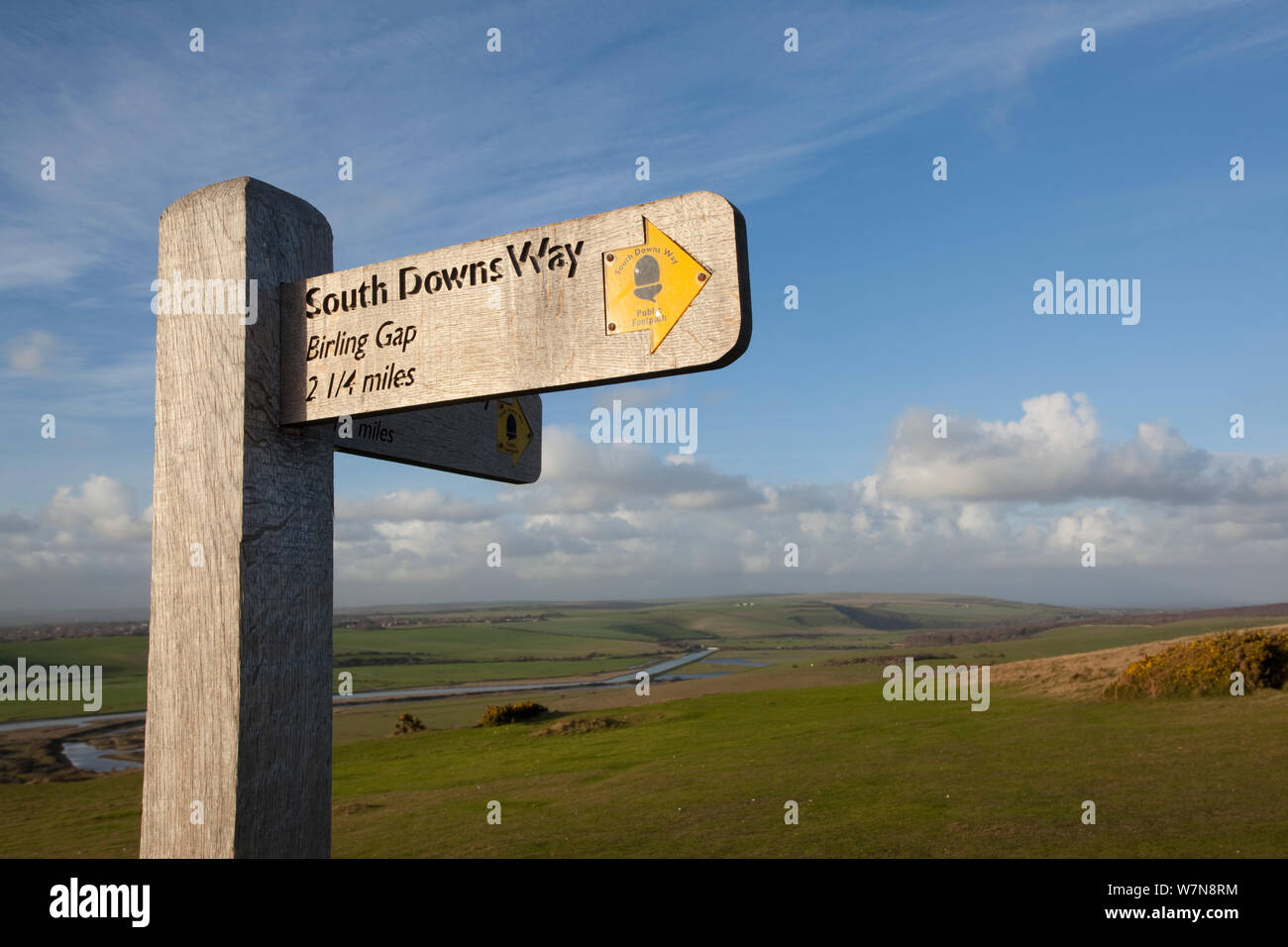 South Downs Modo lunga distanza sentiero segnaletica per Birling Gap a sette sorelle Country Park, South Downs, Inghilterra. Foto Stock