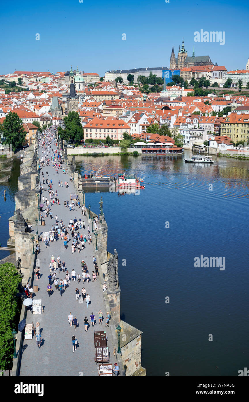 Praga Repubblica Ceca. Veduta aerea del castello (hrad), il fiume Moldava e il Ponte Carlo Foto Stock