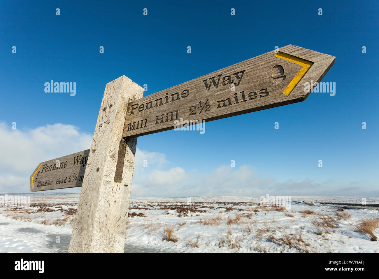 Pennine Way signpost di Mill Hill, vicino a57 Snake pass road, Parco Nazionale di Peak District, Derbyshire, Inghilterra, Regno Unito, Febbraio 2012 Foto Stock