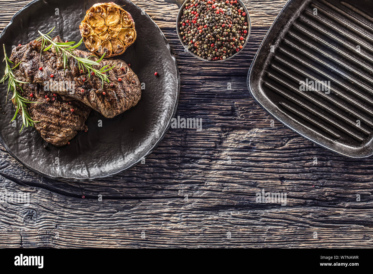 Manzo alla griglia Costata di manzo con aglio Rosmarino sale e spezie Foto Stock