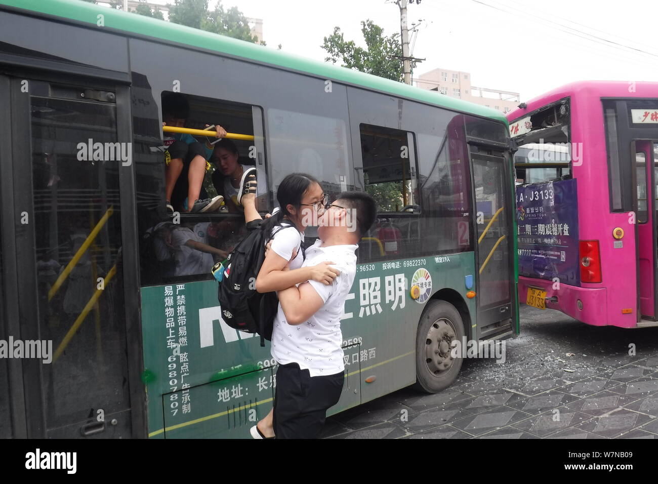 Un Cinese medio scuola studente salta fuori da un bus attraverso una finestra dopo un incidente stradale nella città di Xinmi, centrale cinese della provincia di Henan, 4 luglio 2017. T Foto Stock