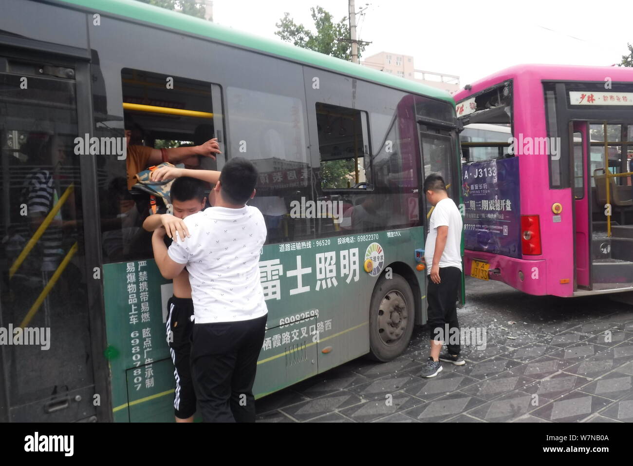 Un Cinese medio scuola studente salta fuori da un bus attraverso una finestra dopo un incidente stradale nella città di Xinmi, centrale cinese della provincia di Henan, 4 luglio 2017. T Foto Stock