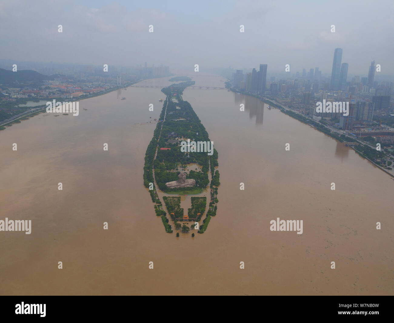 Vista aerea del sommerso isola arancione scenic area causato dalla pioggia torrenziale nel diluvio-ha colpito la città di Changsha, centrale provincia cinese di Hunan, 2 Luglio 2017 Foto Stock