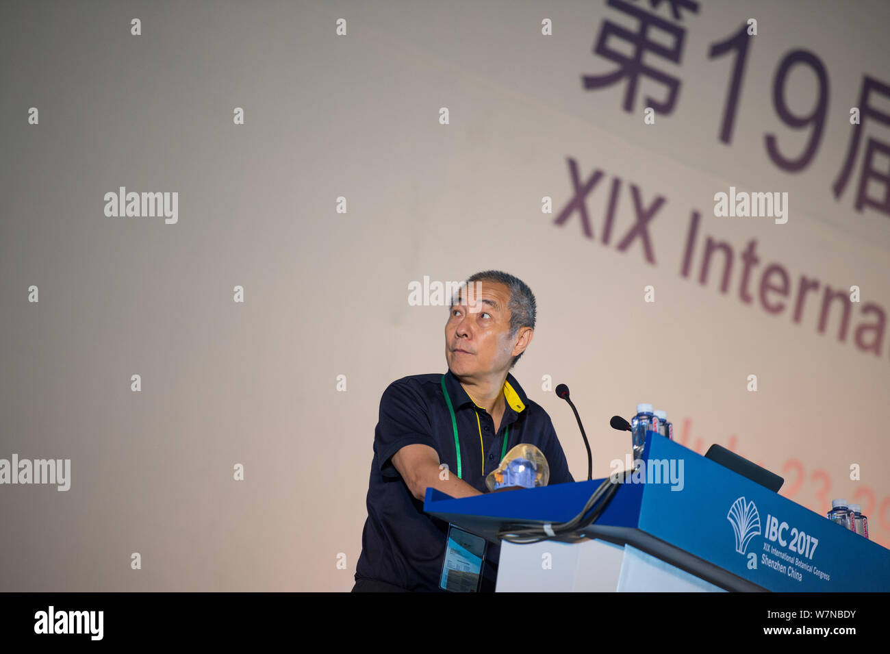 Wang Jian, presidente di Shenzhen Gene Huada Research Institute (BGI), offre un intervento durante il XIX Internazionale Congresso botanico in Shenzhen cit Foto Stock