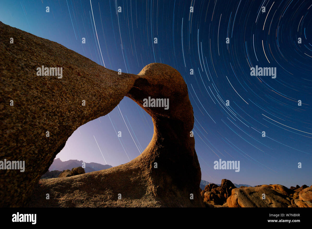 Tracce stellari nel cielo sopra Alabama Hills, BLM eroso la formazione di granito noto come Arco di Mobius. Sierra orientale, California. Maggio 2012. Foto Stock