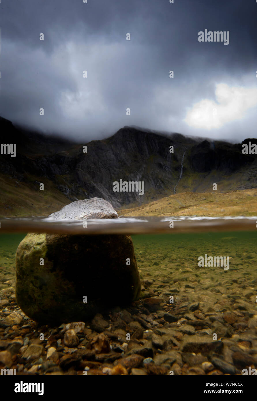 Un livello diviso immagine del Llyn Idwal, Snowdonia, con le lastre Idwal in background. Gwynedd, Galles, settembre 2011. Foto Stock