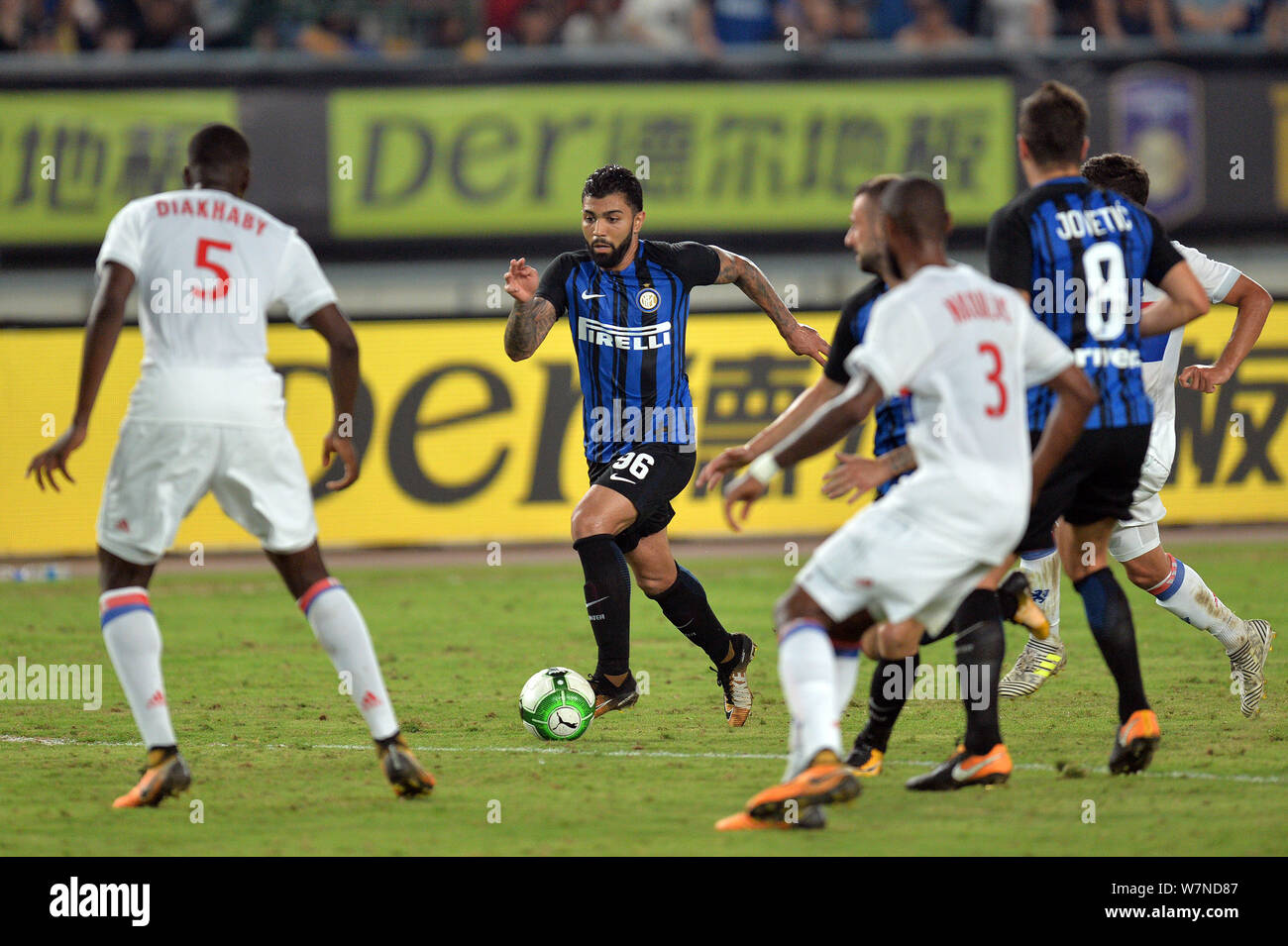 Gabriel di Inter e Milan, centro dribbling contro giocatori di Olympique Lyonnais durante la Nanjing partita del 2017 International Champions Cup la Cina Foto Stock