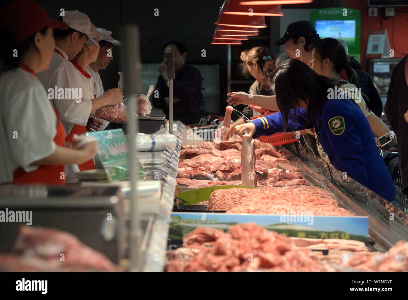 --FILE--i clienti cinesi acquistare carne di maiale al supermercato a Pechino, in Cina, il 5 maggio 2016. Cinese gnocco congelate sono responsabili ricerca c'è un percorso rapido Foto Stock