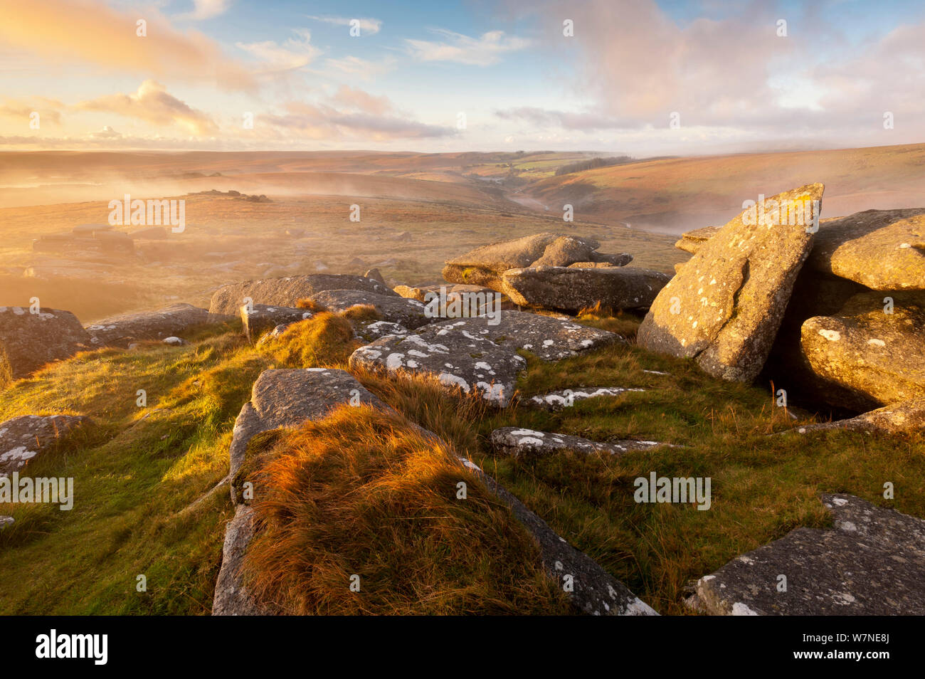 Vista da Littaford Tor in mattina presto, due ponti, Parco Nazionale di Dartmoor, Devon, Inghilterra, Regno Unito, ottobre. 2020Vision Book piastra. Lo sapevate? Ci sono oltre 1200 pianificata monumenti antichi su Dartmoor, la maggior parte in ogni parco nazionale nel Regno Unito. Foto Stock