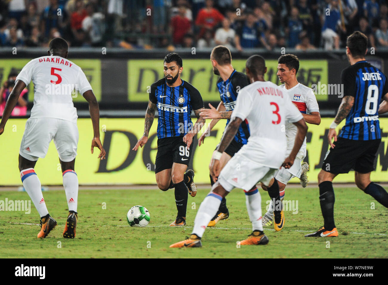 Gabriel di Inter e Milan, centro dribbling contro giocatori di Olympique Lyonnais durante la Nanjing partita del 2017 International Champions Cup la Cina Foto Stock