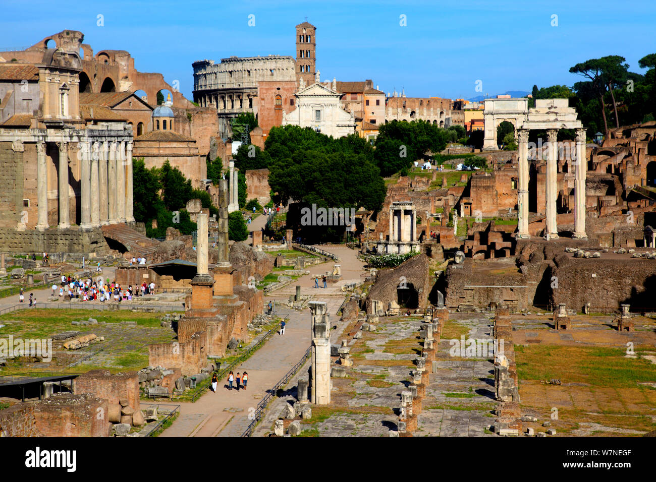 Il Foro Romano guardando verso il Colosseo a Roma Italia Foto Stock