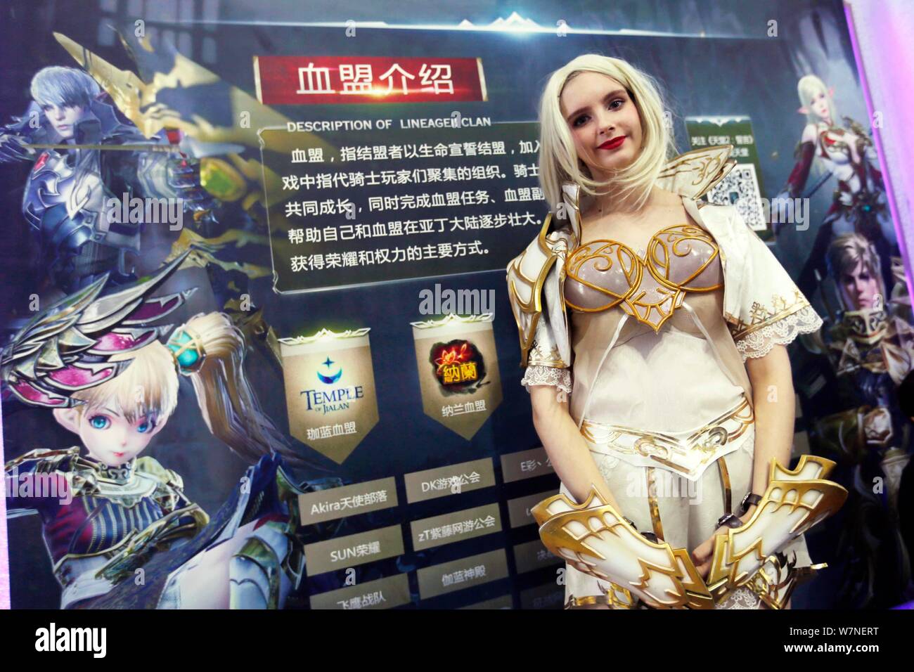 Una showgirl pone presso lo stand della lumaca giochi durante il XV China Digital Entertainment Expo, noto anche come ChinaJoy 2017, in Cina a Shanghai, 27 Lug Foto Stock