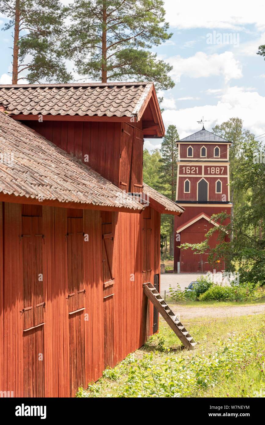 Granaio rosso nello storico sito minerario in Svezia Foto Stock