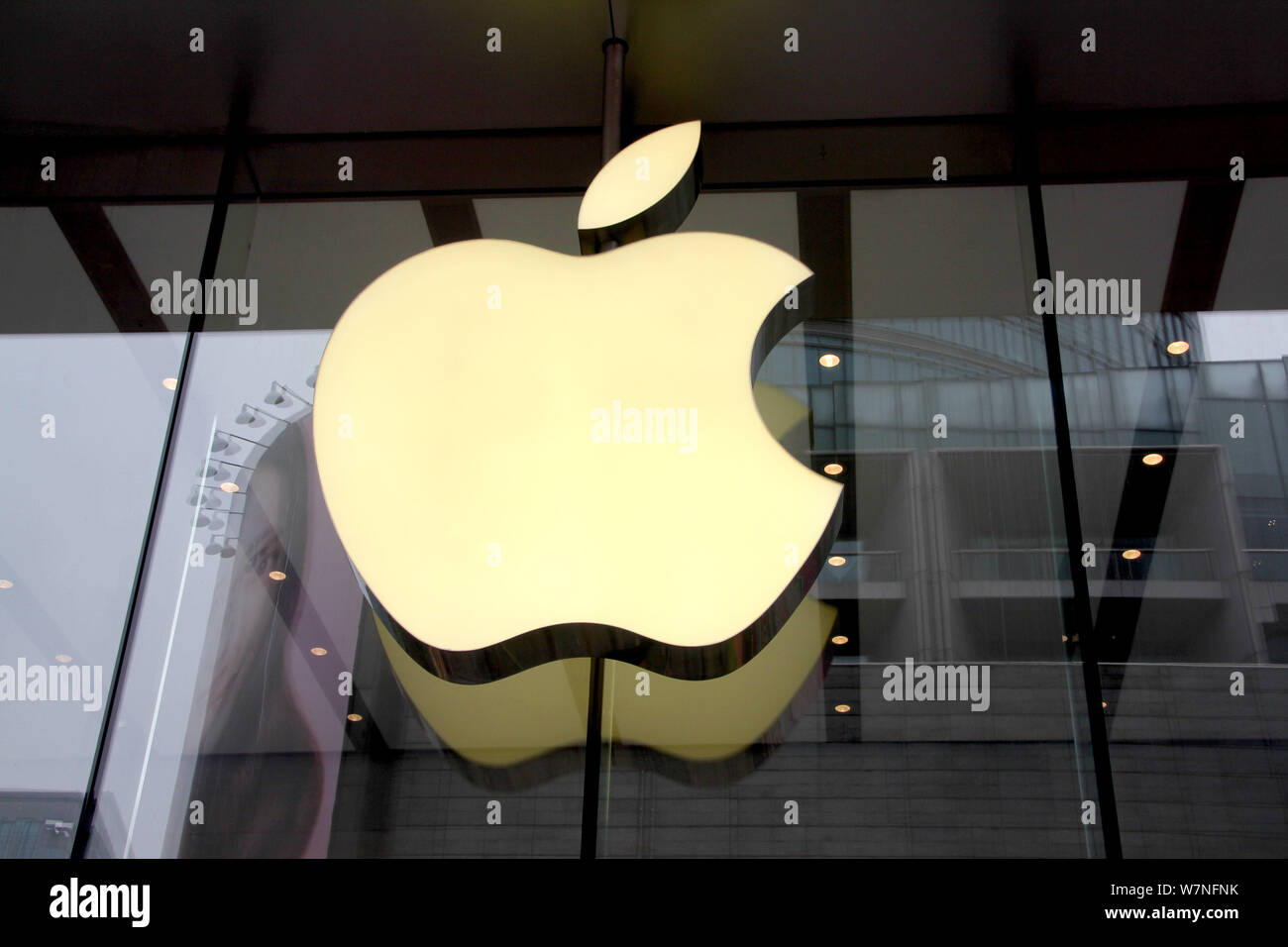 --FILE -- Visualizza un logo di Apple presso un Apple Store in Cina a Shanghai, 26 giugno 2017. Apple ha annunciato di recente che il Forest Stewardship Council (FS Foto Stock