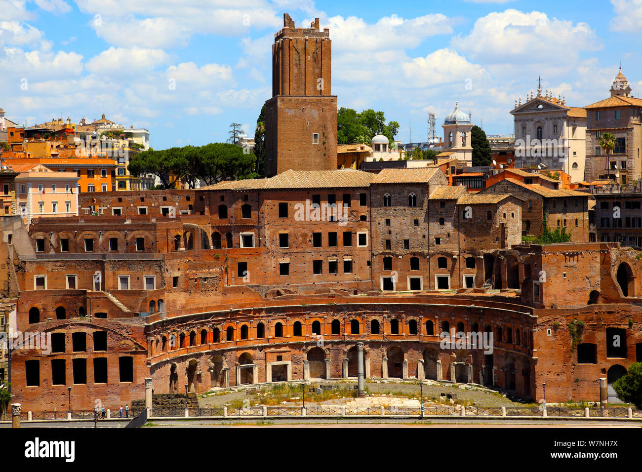 Mercati di Traiano (Mercati di Traiano) e la Torre delle Milizie (torre Militia) in Roma Foto Stock