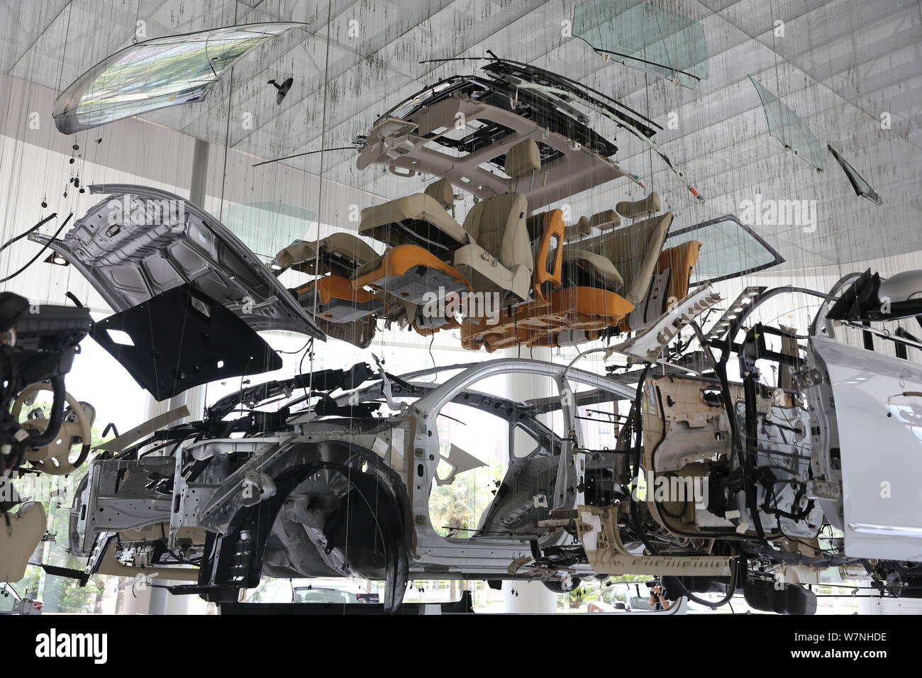 Una vista esplosa tridimensionale di un Nissan Teana auto creato dall'artista olandese Paul Veroude nella città di Guangzhou, Cina del sud della provincia di Guangdong, 15 Foto Stock