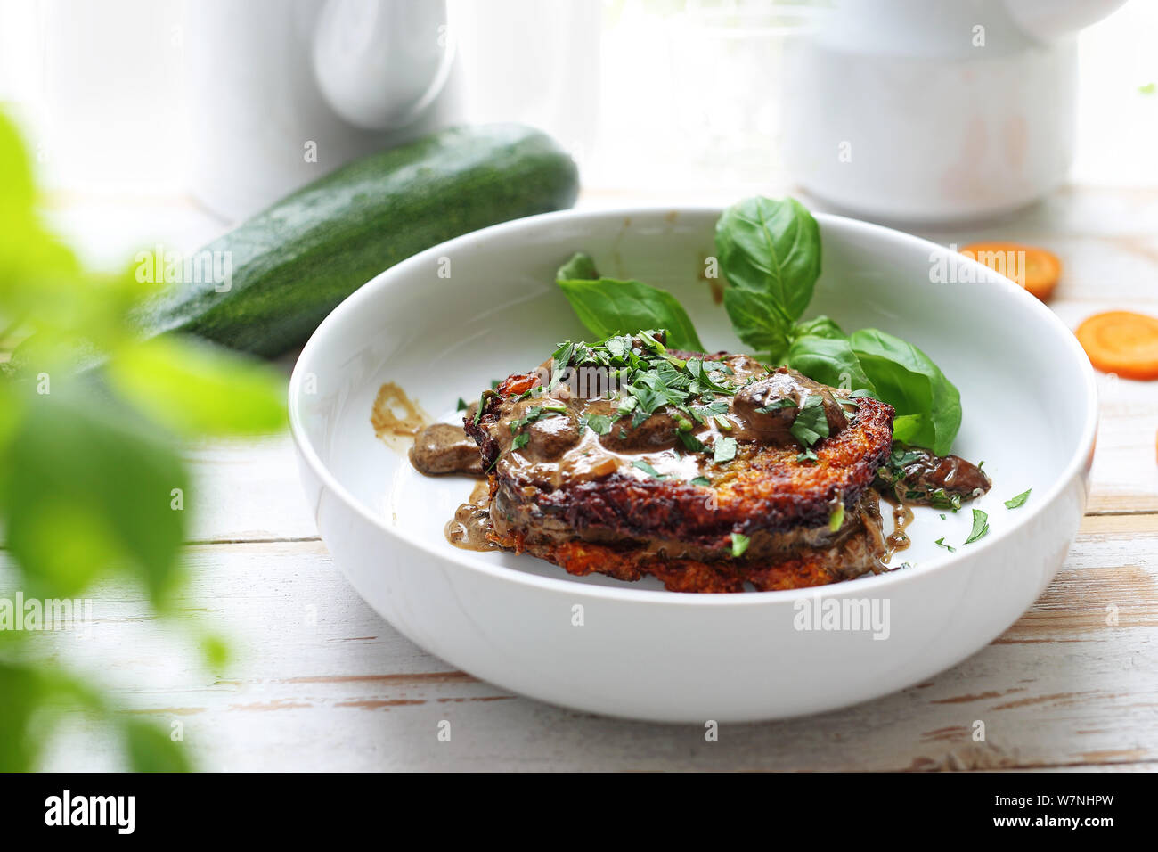 Cibo, un appetitoso piatto cena servita su una piastra. Dieta sana. Piatto vegetariano. Foto Stock