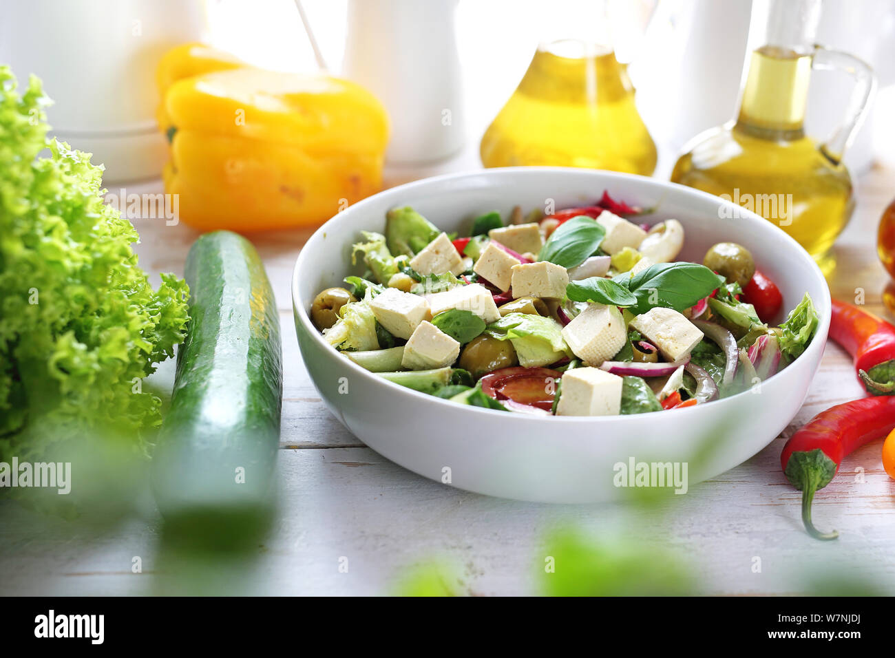Cibo e gustosa insalata servita su una piastra. Dieta sana. Piatto vegetariano. Foto Stock