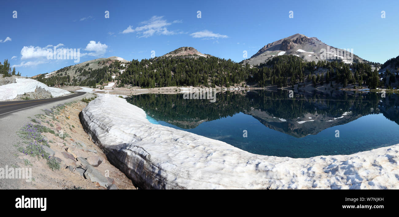 Vista panoramica delle montagne si riflette in un lago, Parco nazionale vulcanico di Lassen, CALIFORNIA, STATI UNITI D'AMERICA Foto Stock