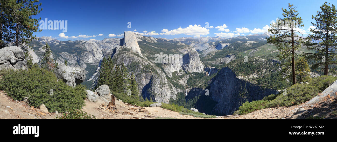 Vista panoramica di Half Dome e primaverile cade nel Parco Nazionale di Yosemite in California, Stati Uniti d'America Foto Stock