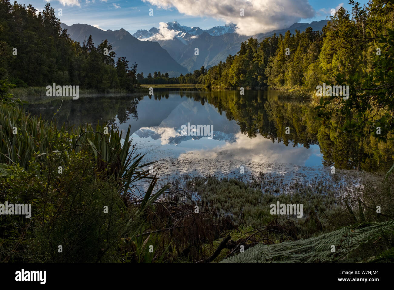 Una vista del paesaggio di incredibilmente il bellissimo Lago Matheson, Nuova Zelanda con la riflessione delle splendide Alpi del Sud e la maestosa Mt Cook. Foto Stock