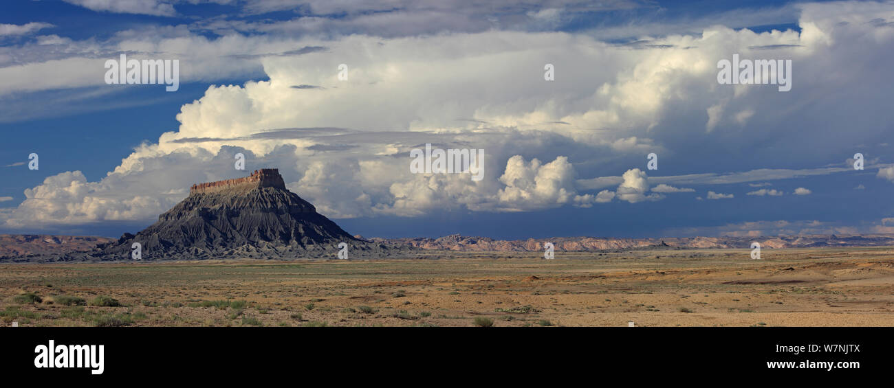Vista panoramica del promontorio roccioso e cumulo-nimbus nuvole attraverso lo stato dello Utah, Stati Uniti d'America Foto Stock