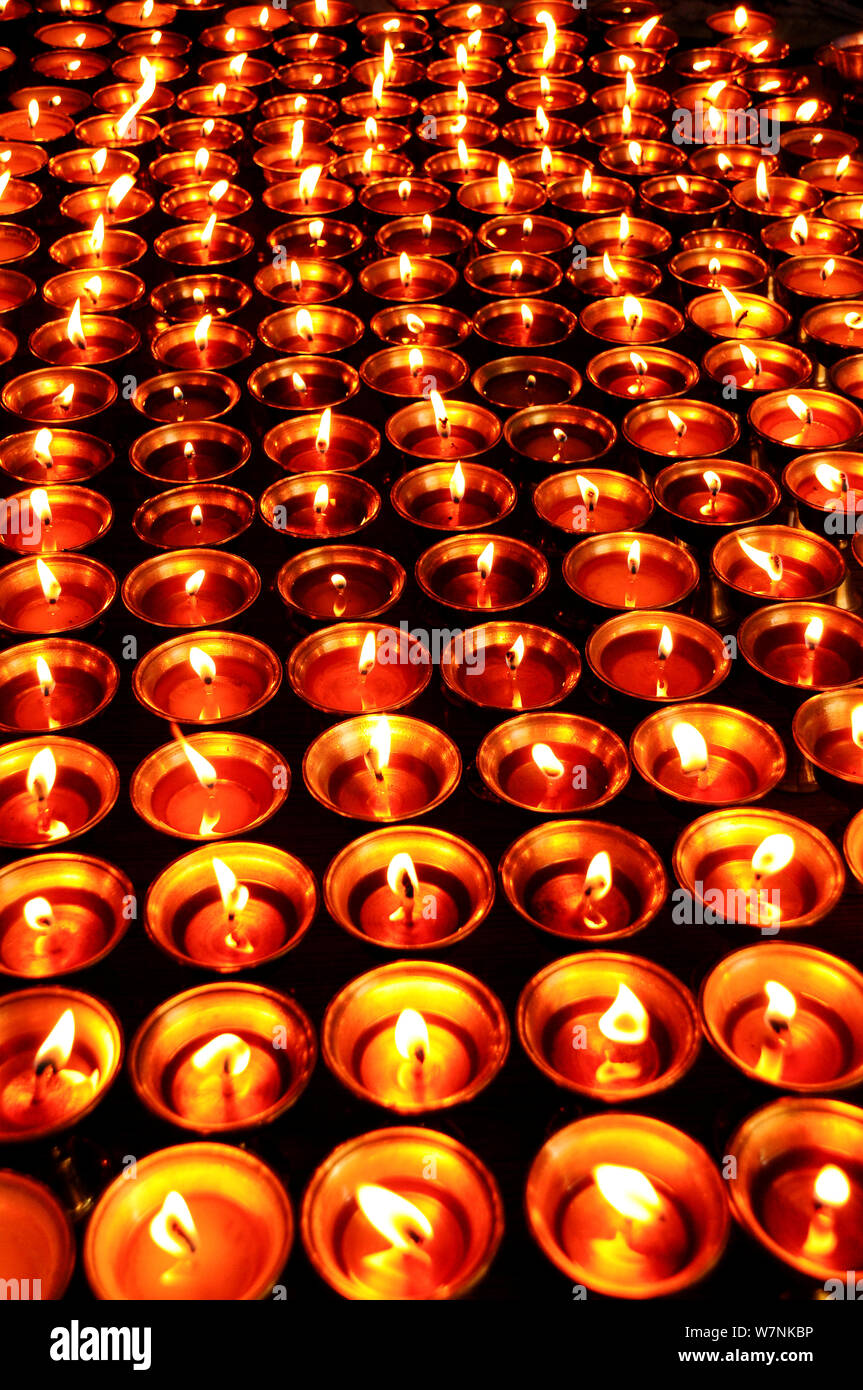 Lampade a olio di bruciare nel monastero buddista di Namche Bazar, il Parco Nazionale di Sagarmatha (Patrimonio Mondiale UNESCO). Khumbu / Regione Everest, Nepal, Himalaya, ottobre 2011. Foto Stock